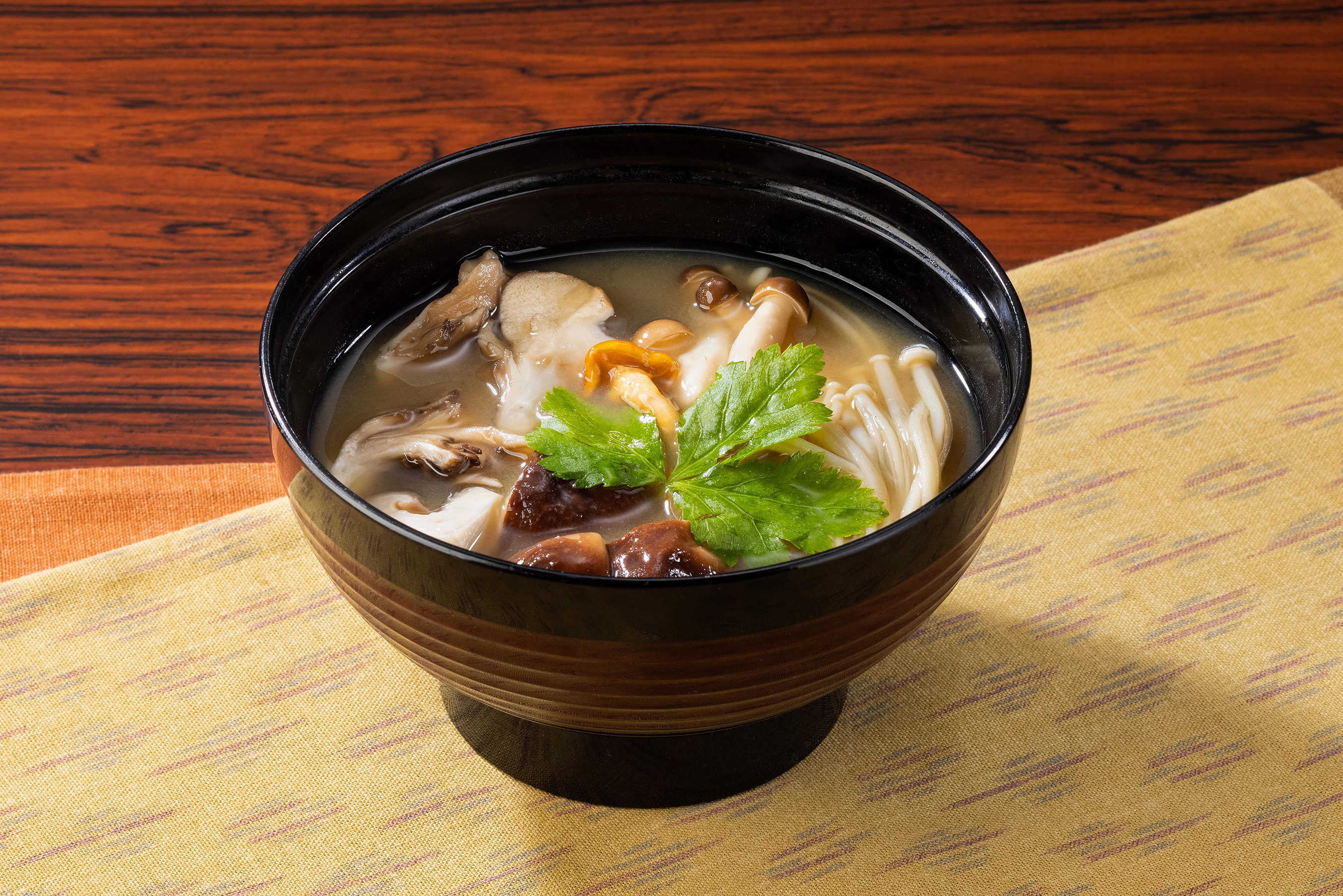 静岡県藤枝市産のオーガニック抹茶を使用した季節限定「抹茶そば」と