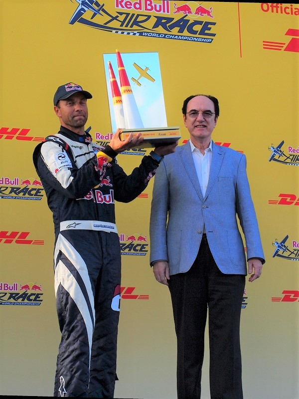 プレスリリース Dhlグローバルフォワーディング レッドブル エアレース ワールドチャンピオンシップの最終戦に向けラストラップに入る Digital Pr Platform 毎日新聞