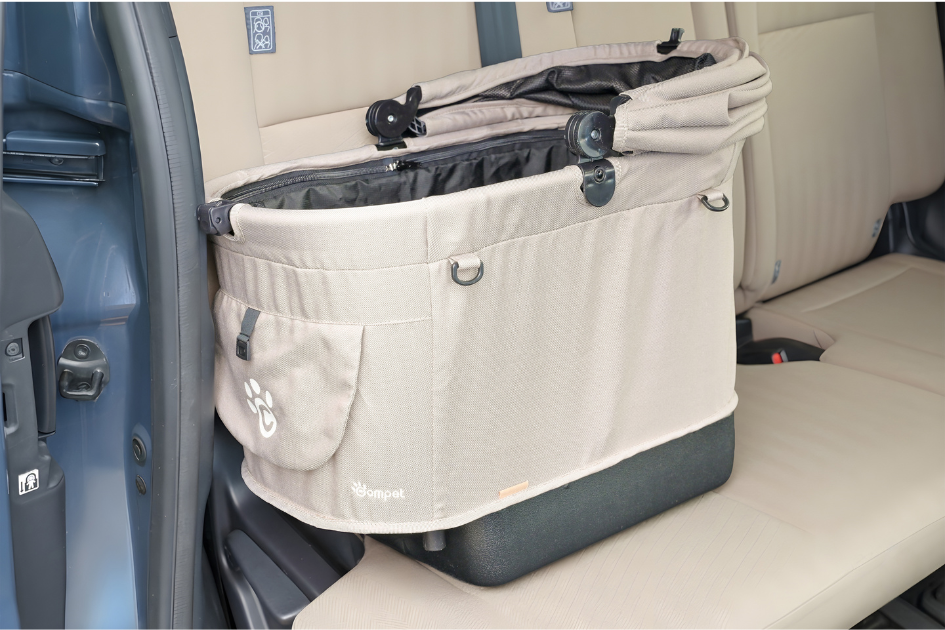 愛犬家の約半数が外出時に「車移動」を利用 (※1) ISOFIX(アイソ