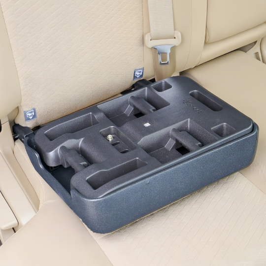 愛犬家の約半数が外出時に「車移動」を利用 (※1) ISOFIX(アイソ