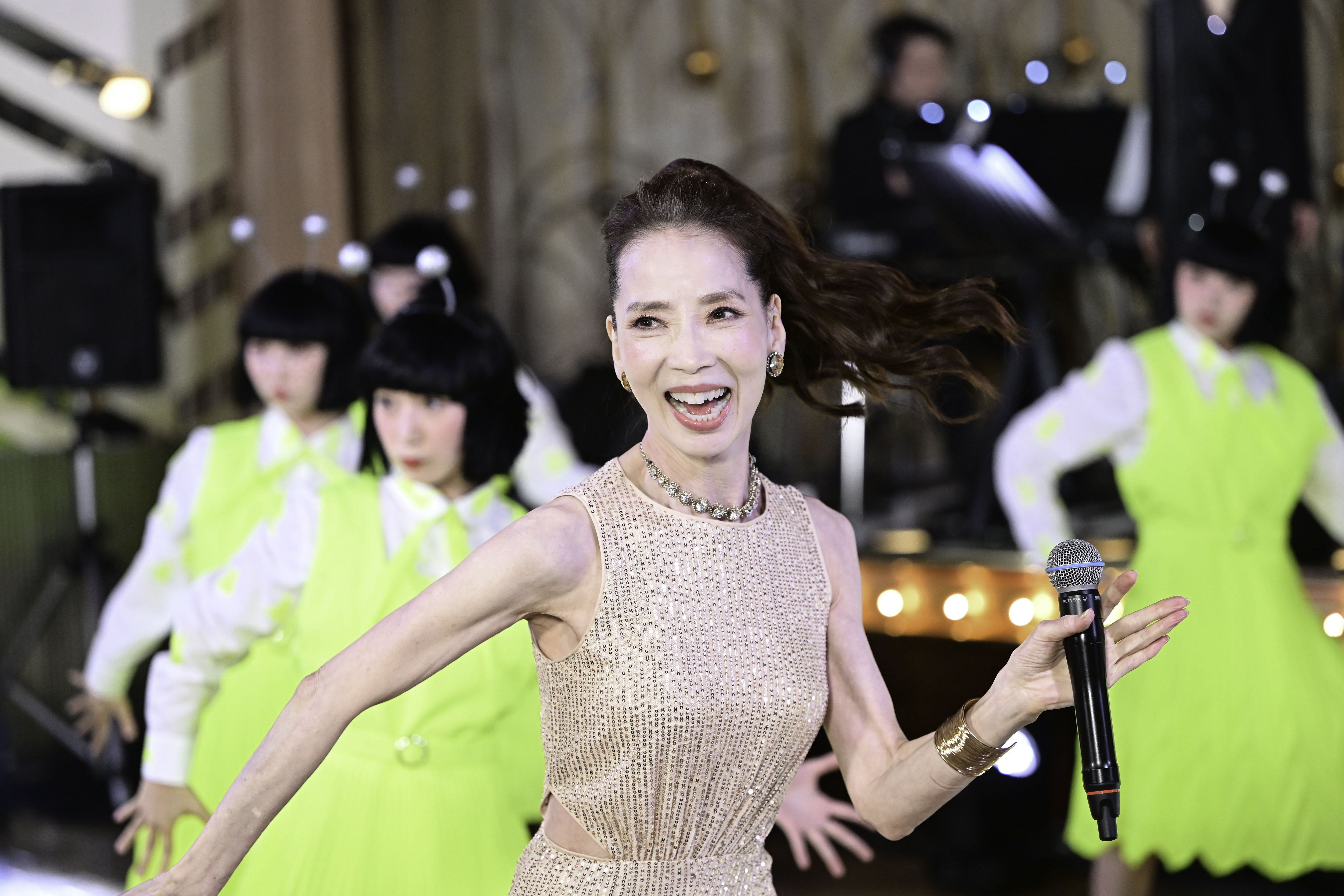 昭和の名曲「UFO」「シンデレラ・ハネムーン」を令和のダンスで爆踊
