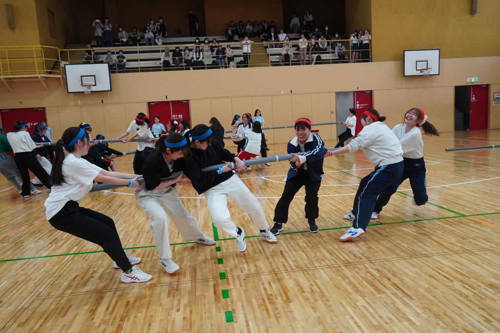 名物「応援合戦」で知られる武庫川女子大学（兵庫県 西宮市）伝統の体育祭がリニューアル。コロナ禍による参加団体減少を機に、誰もが楽しめる新たな企画を学生が提案し、5月18日に開催しました。：紀伊民報AGARA｜和歌山 県のニュースサイト