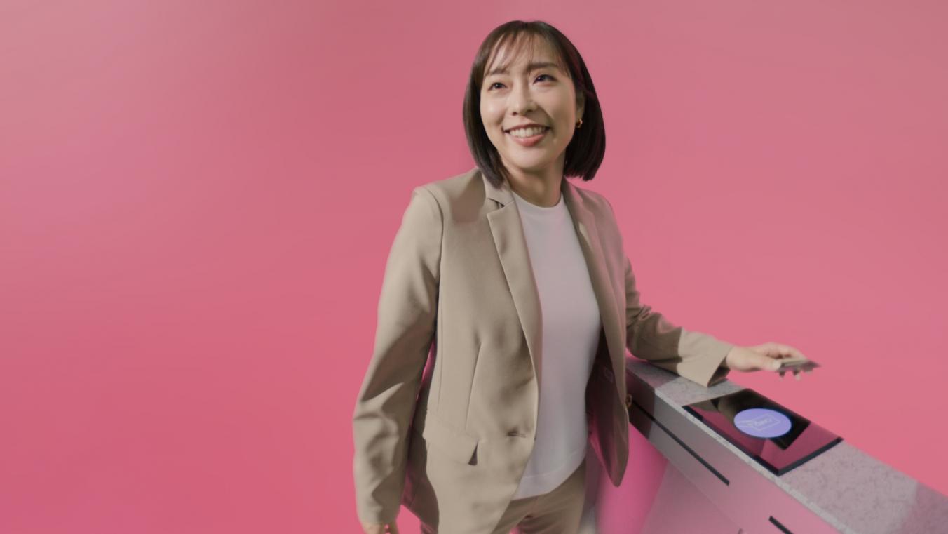 石川佳純さんがラケットをICカードに持ち替えて現役時代さながらの