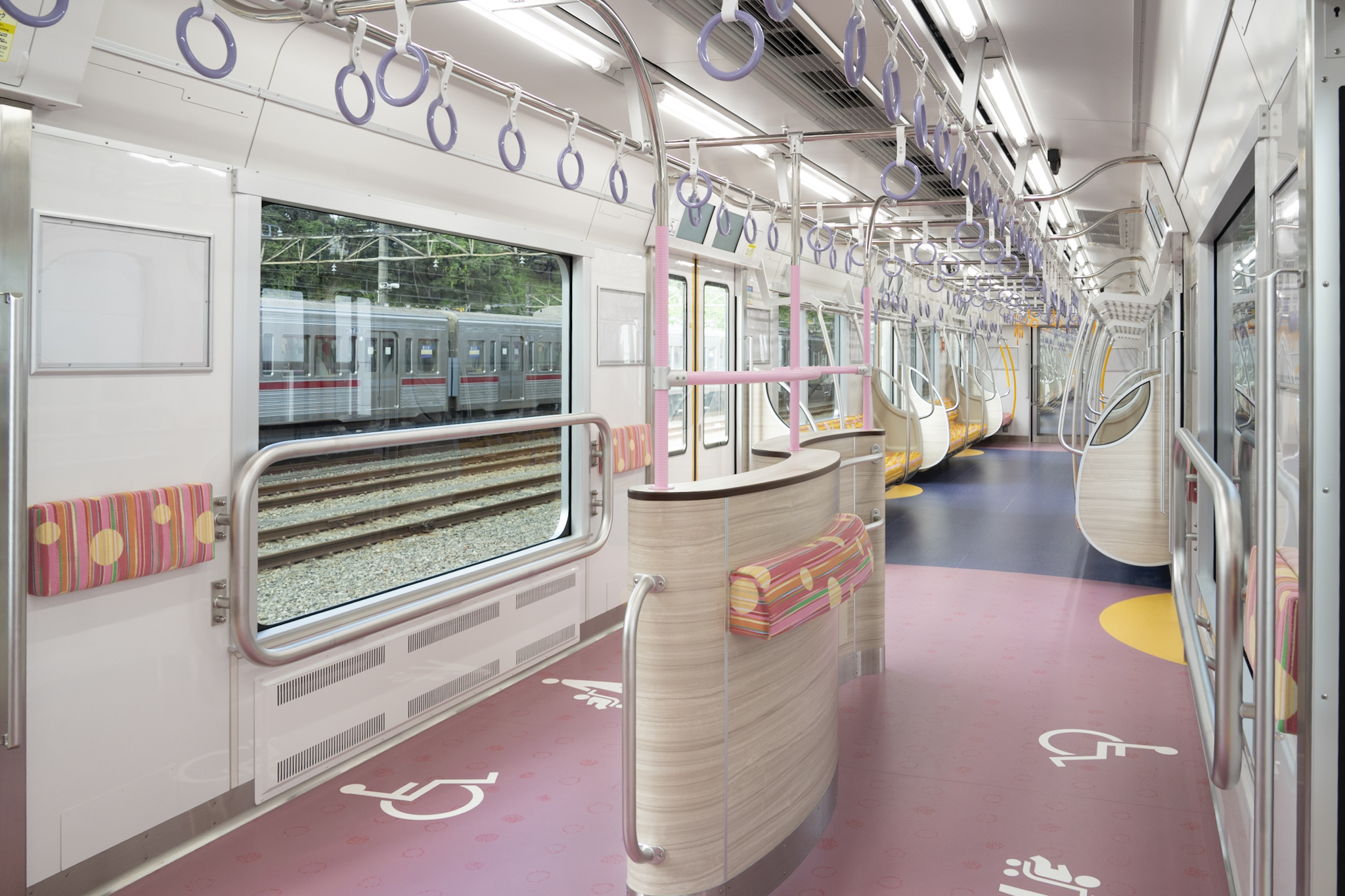 新型通勤車両「2000系」の運行開始を記念し、お披露目会や試乗会を