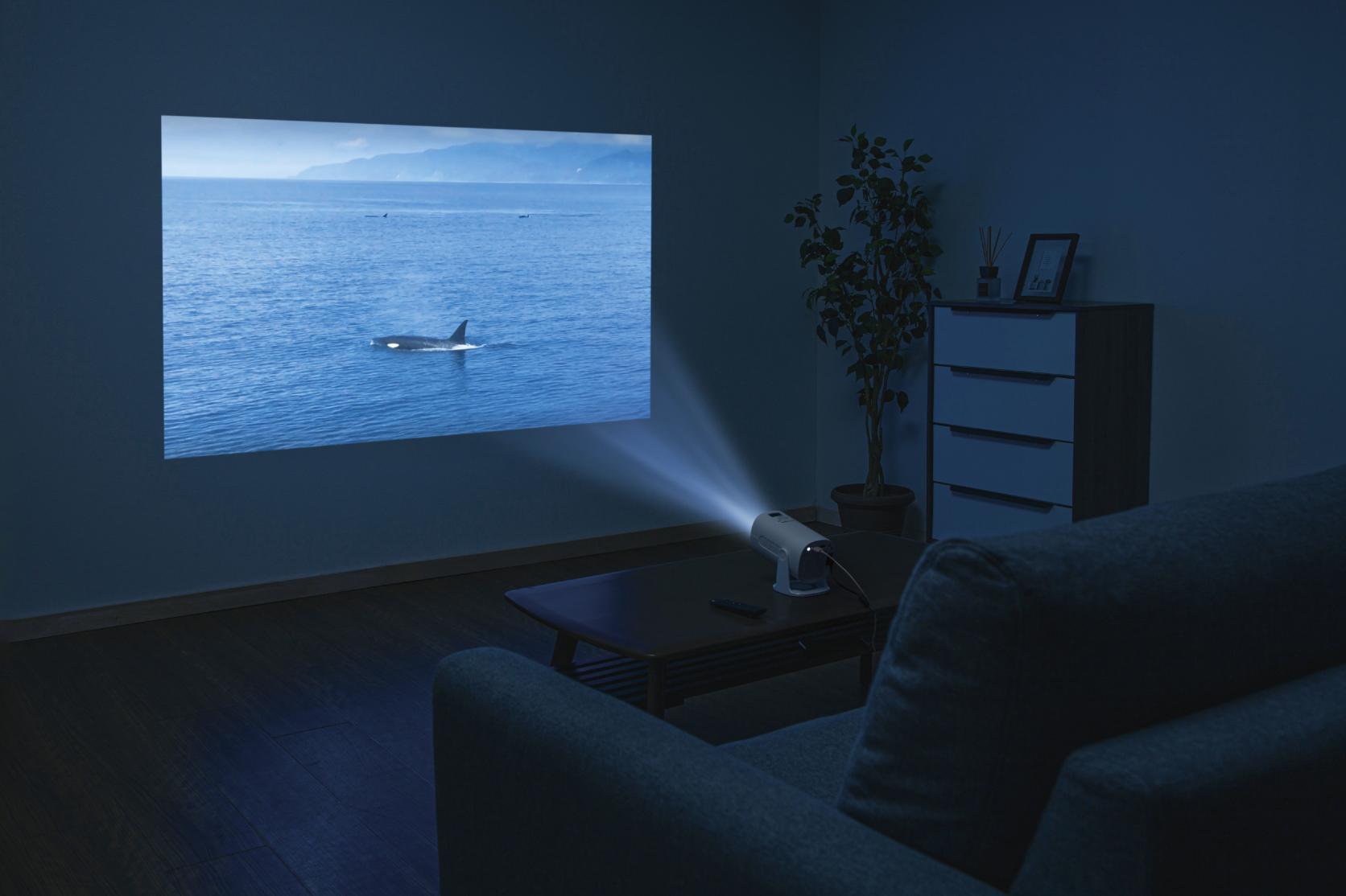 簡単設置で、どこでも大画面が楽しめる！1万円を切るコンパクト