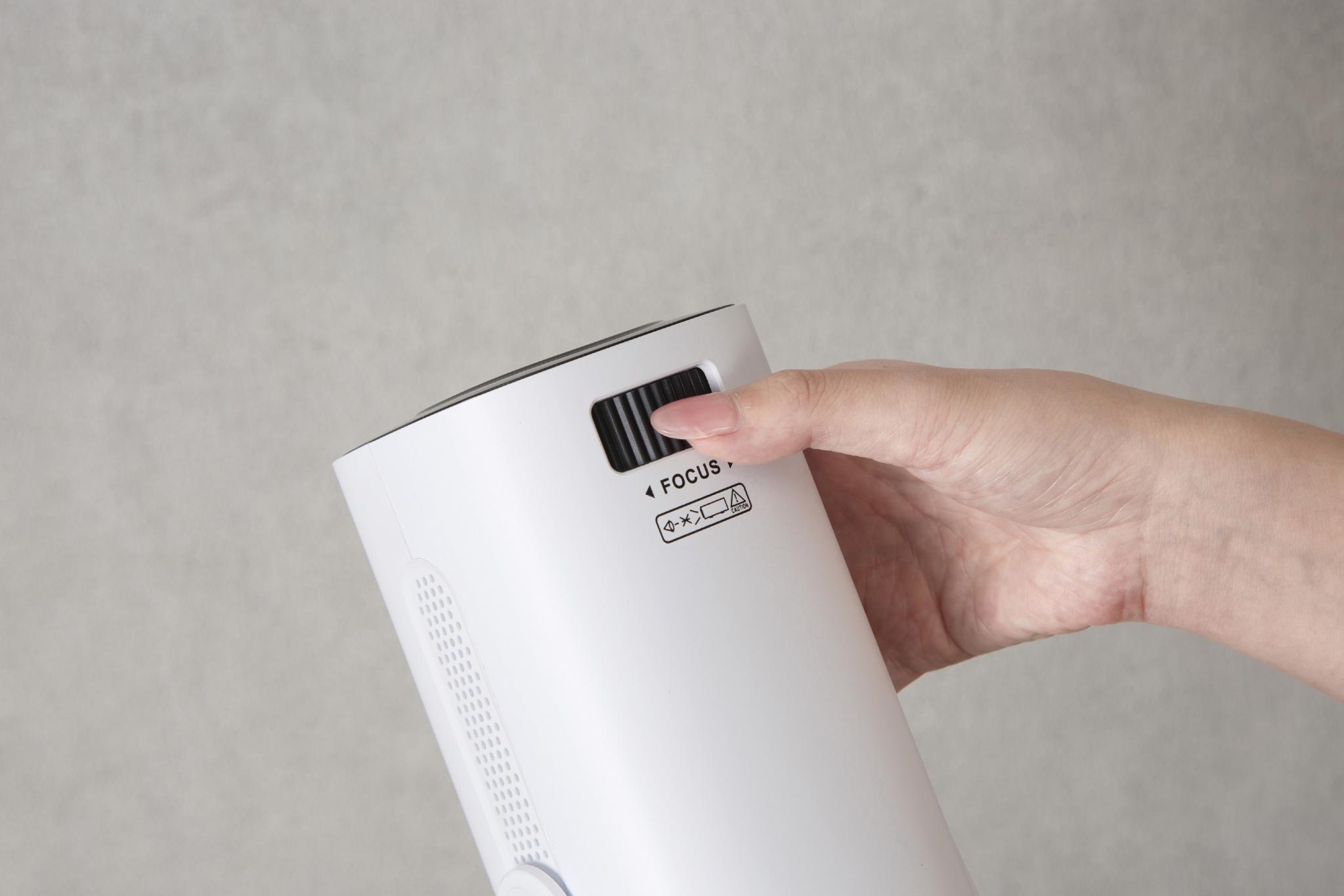 簡単設置で、どこでも大画面が楽しめる！1万円を切るコンパクト