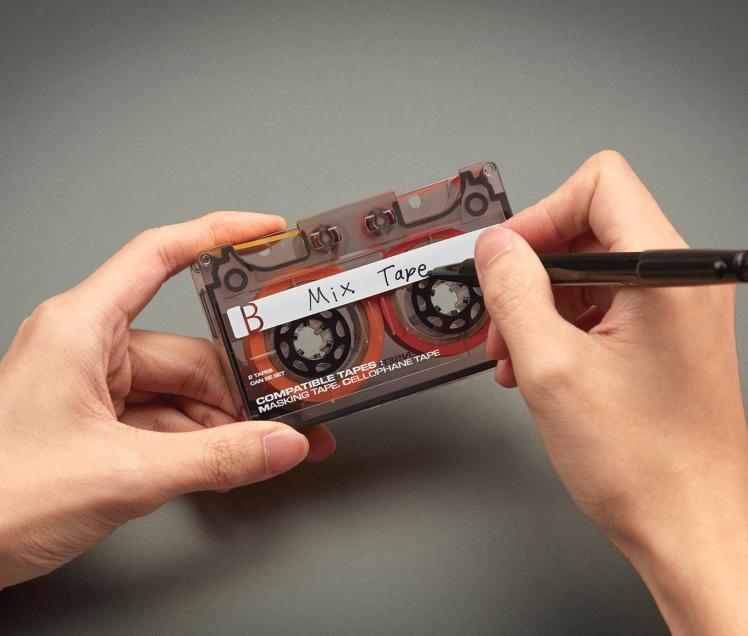 懐かしの昭和レトロアイテム！クリアカラーで遊び心あふれる『カセット