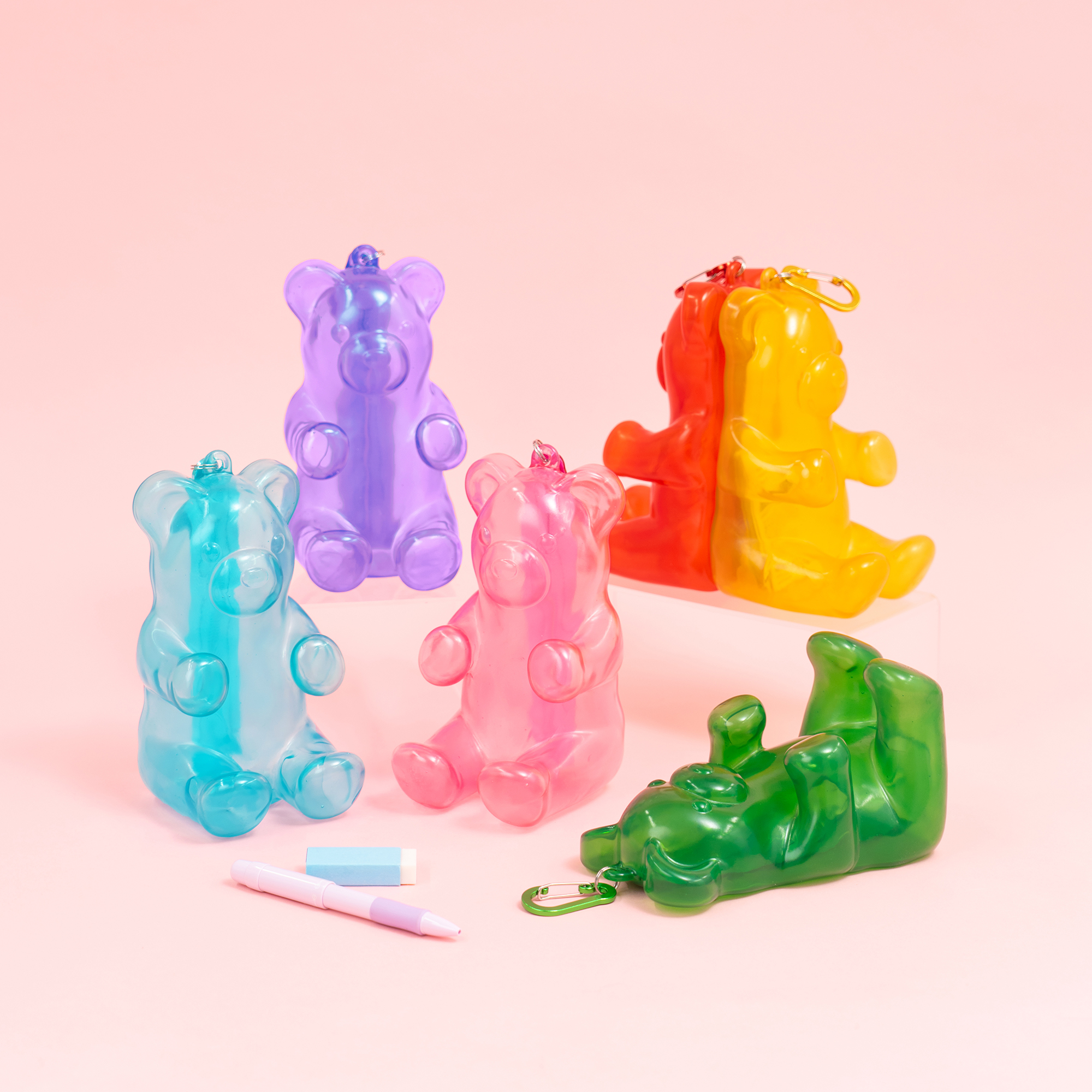 まるで本物のグミ！？ぷにぷにな質感がかわいいクマ型ペンポーチ『グミ