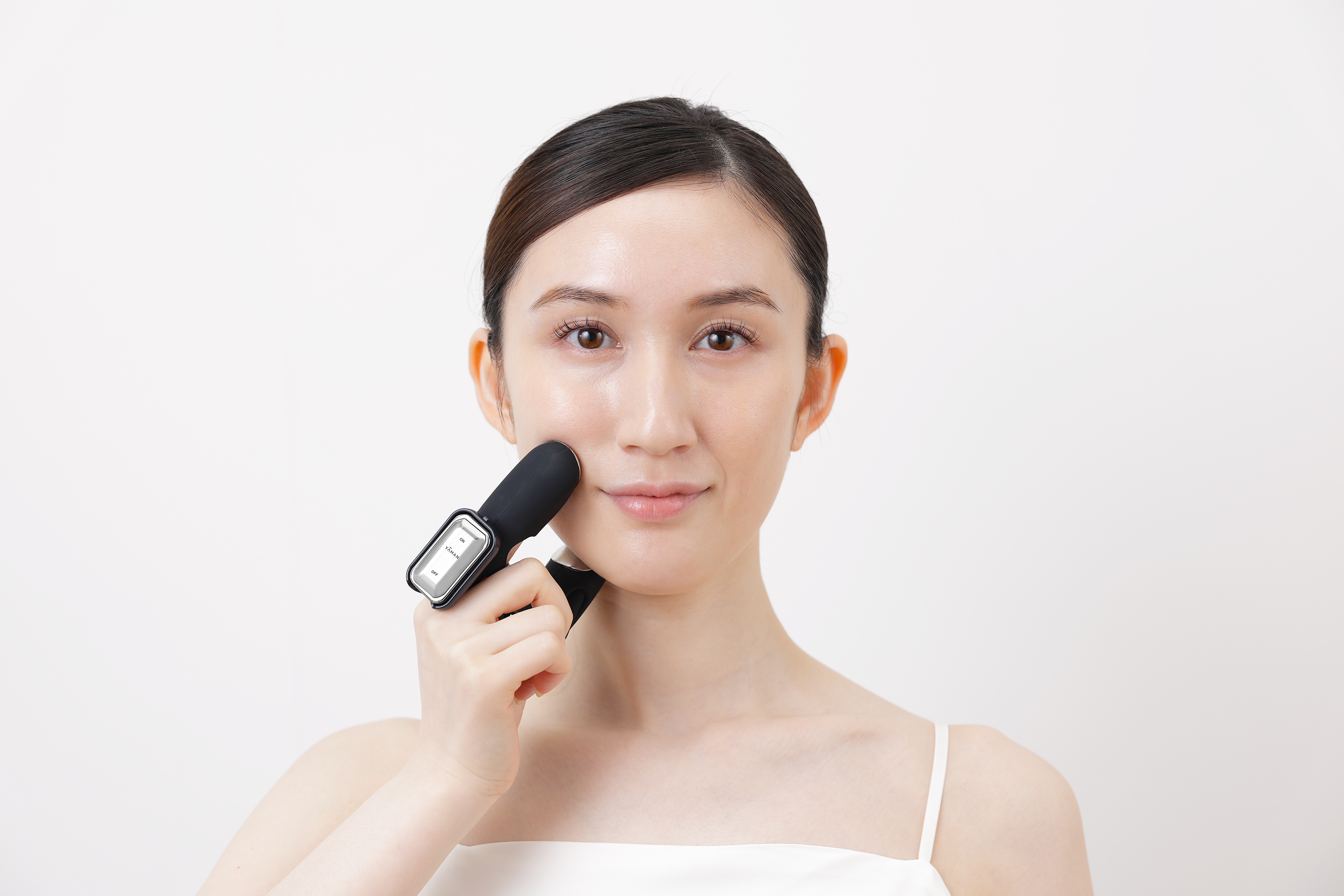 美顔ハンドロ―ラ― 自分の指が美顔器に変わる。気になる部分に触れるだけの“指型美顔器”が