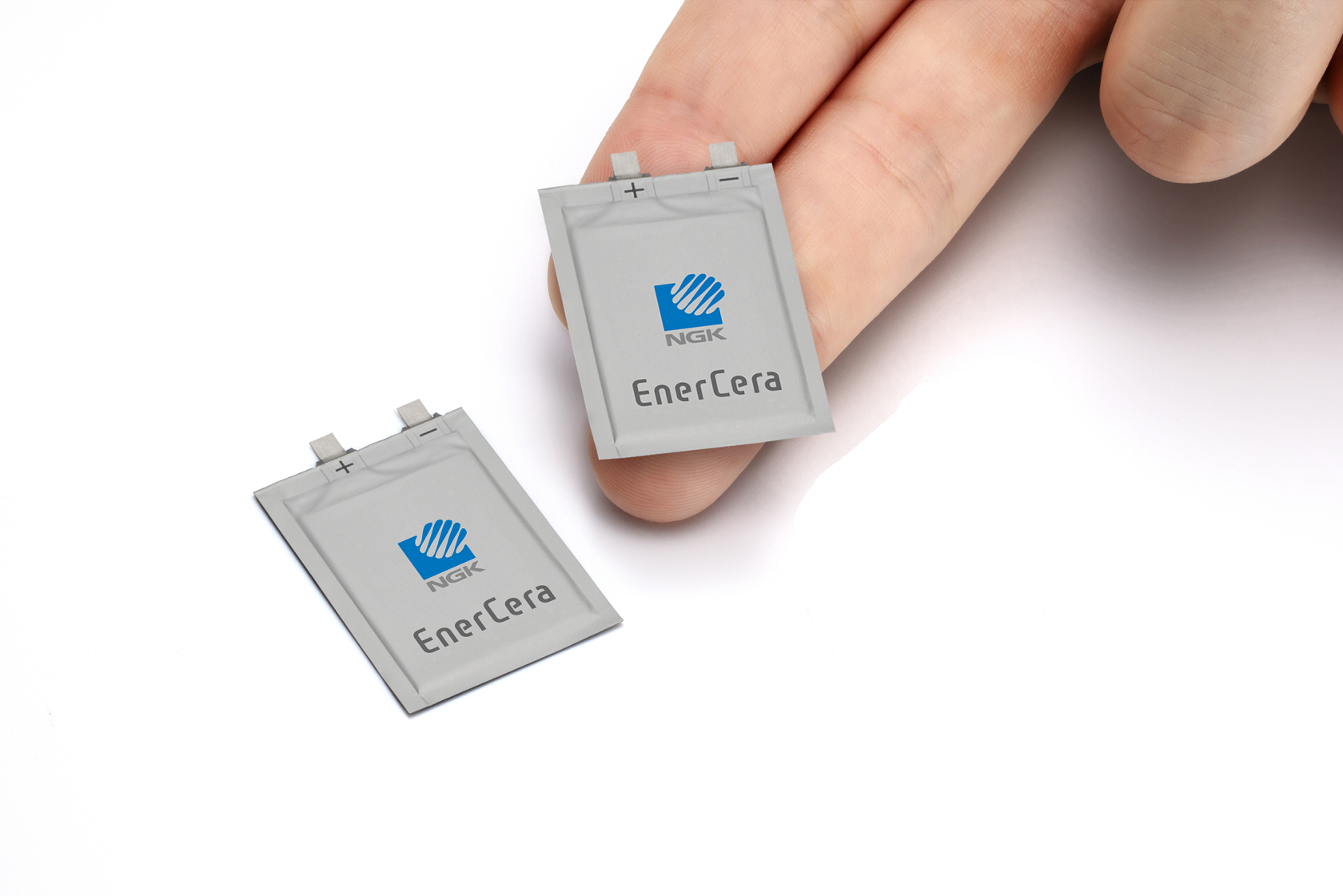 リチウムイオン二次電池「EnerCera」を搭載したアクリルスタンド用LED