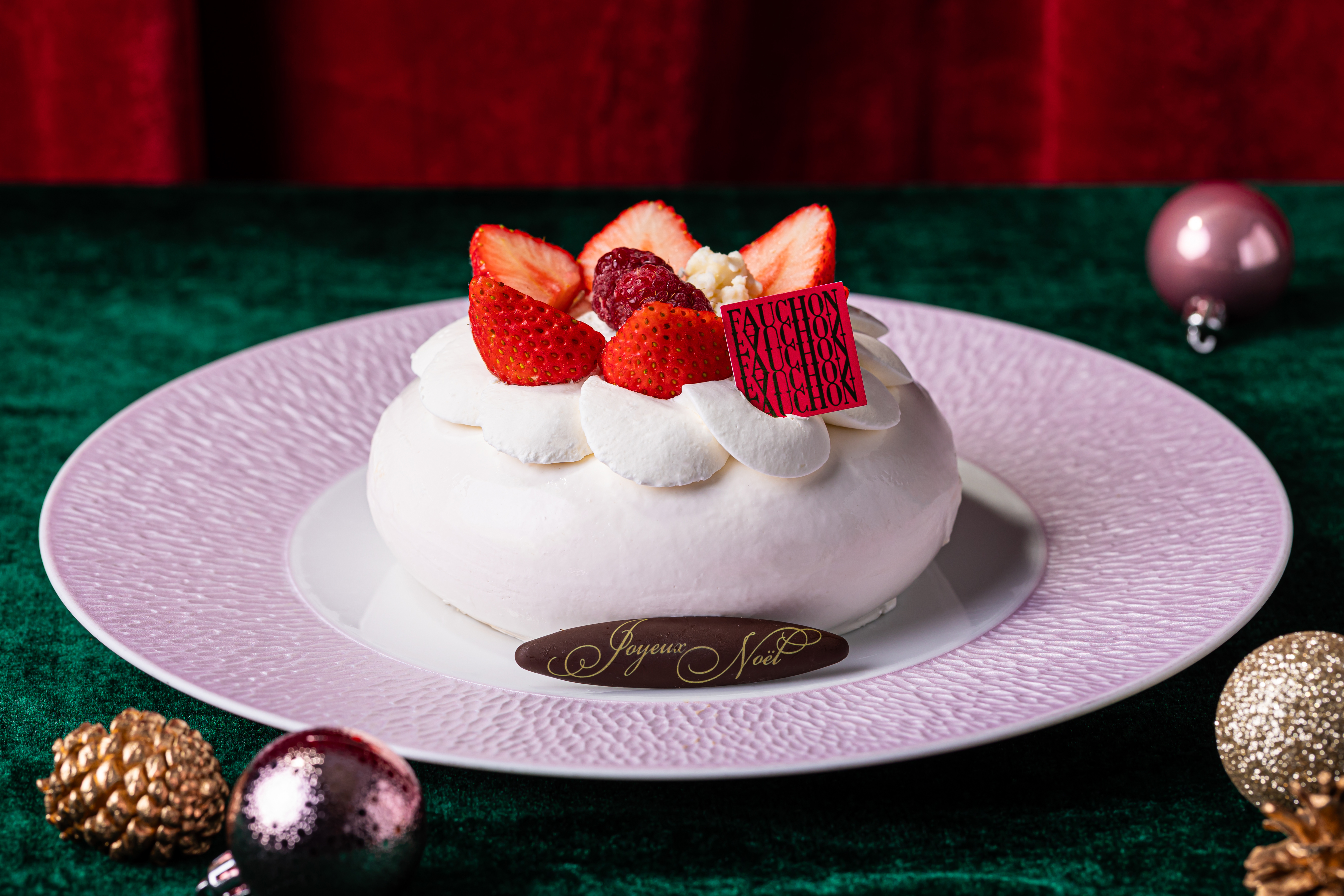 フォションホテル京都が贈るクリスマスケーキ2026】 マカロンといちご