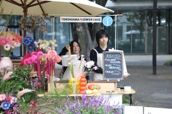 横浜商科大学の学生が横浜の観光ブランディング「花の港」に案内