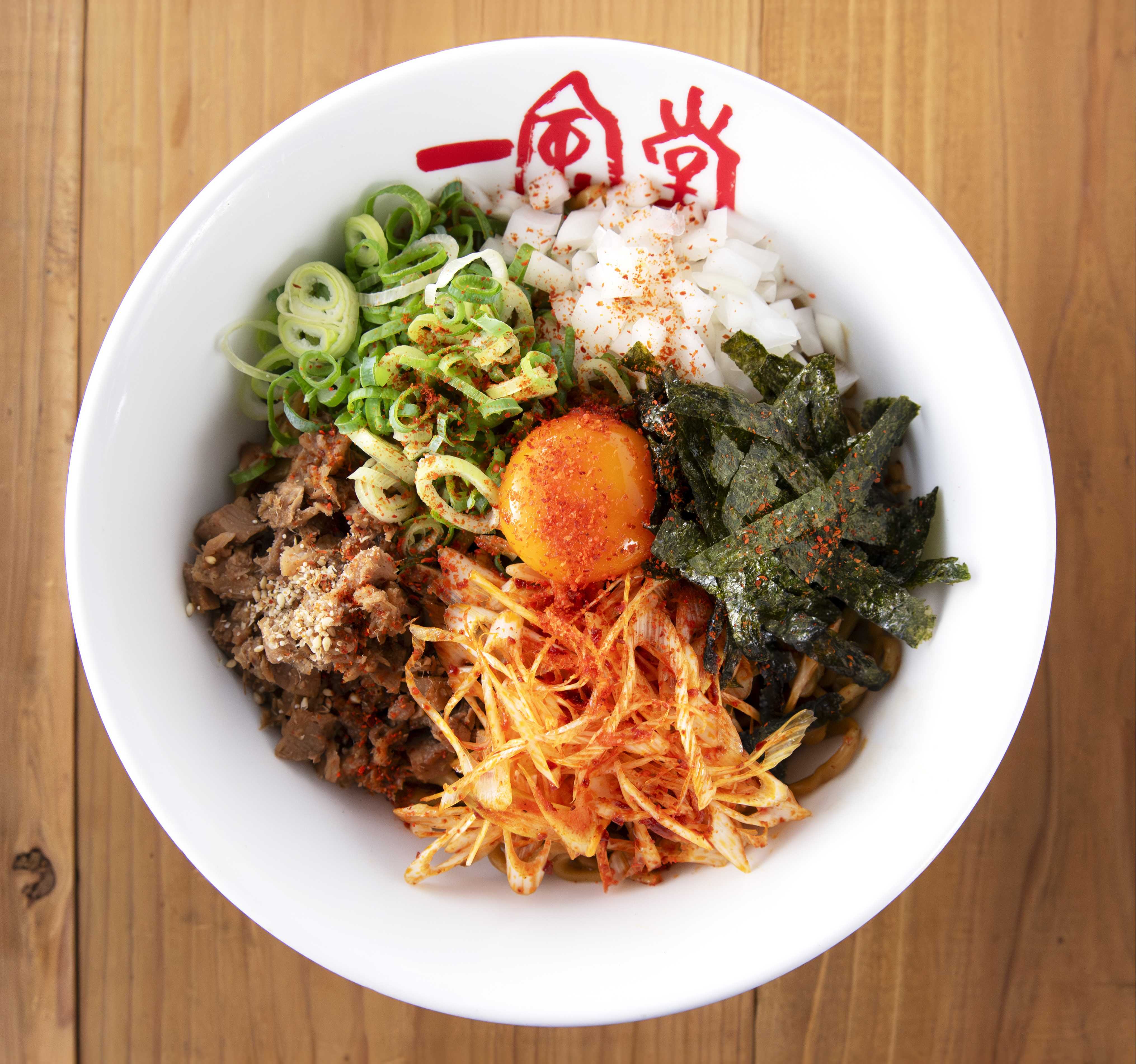 ramen_個店限定_梅田_辛まぜそば_玉子あり_真俯瞰