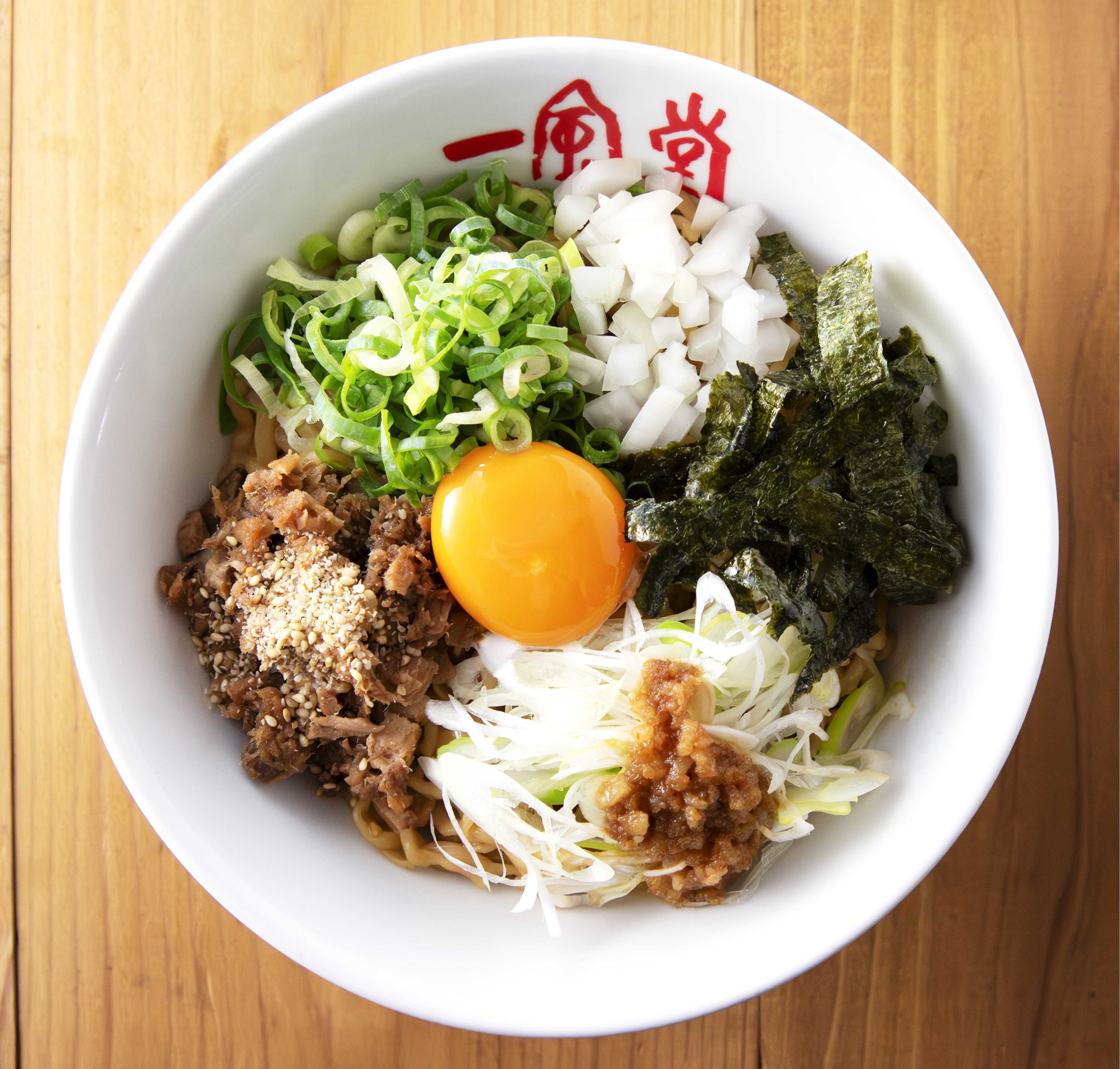 ramen_個店限定_梅田_まぜそば_玉子あり_真俯瞰