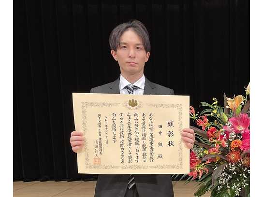 令和7年度 青年優秀施工者不動産・建設経済局長顕彰において、ポラスハウジング協同組合の田中 凱が「建設ジュニアマスター」として表彰を受けました