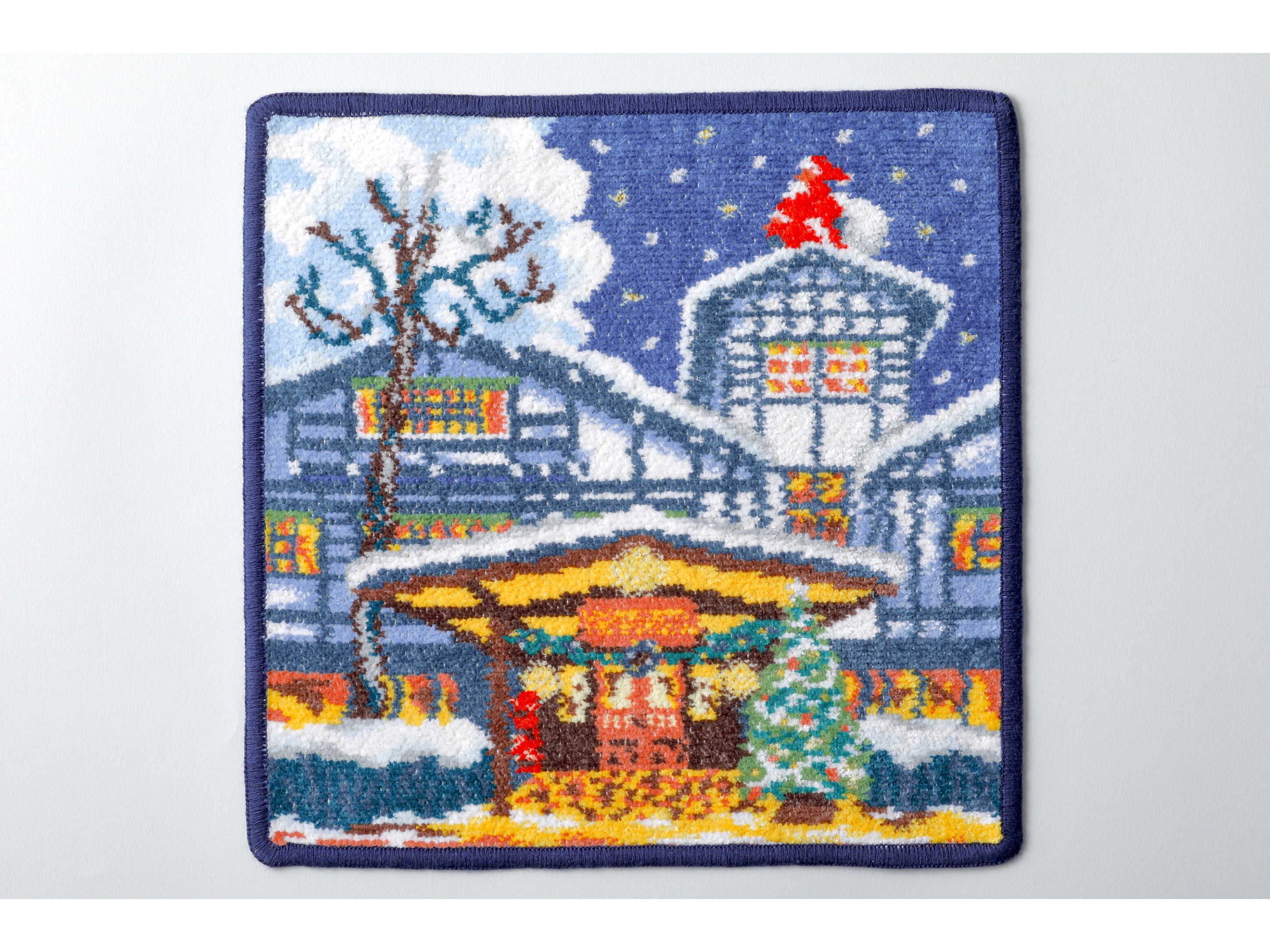 【万平ホテル】「FEILER」コラボ第3弾、サンタが訪れる雪景色のアルプス館を表現　「万平クリスマスハンカチ」本日より発売開始