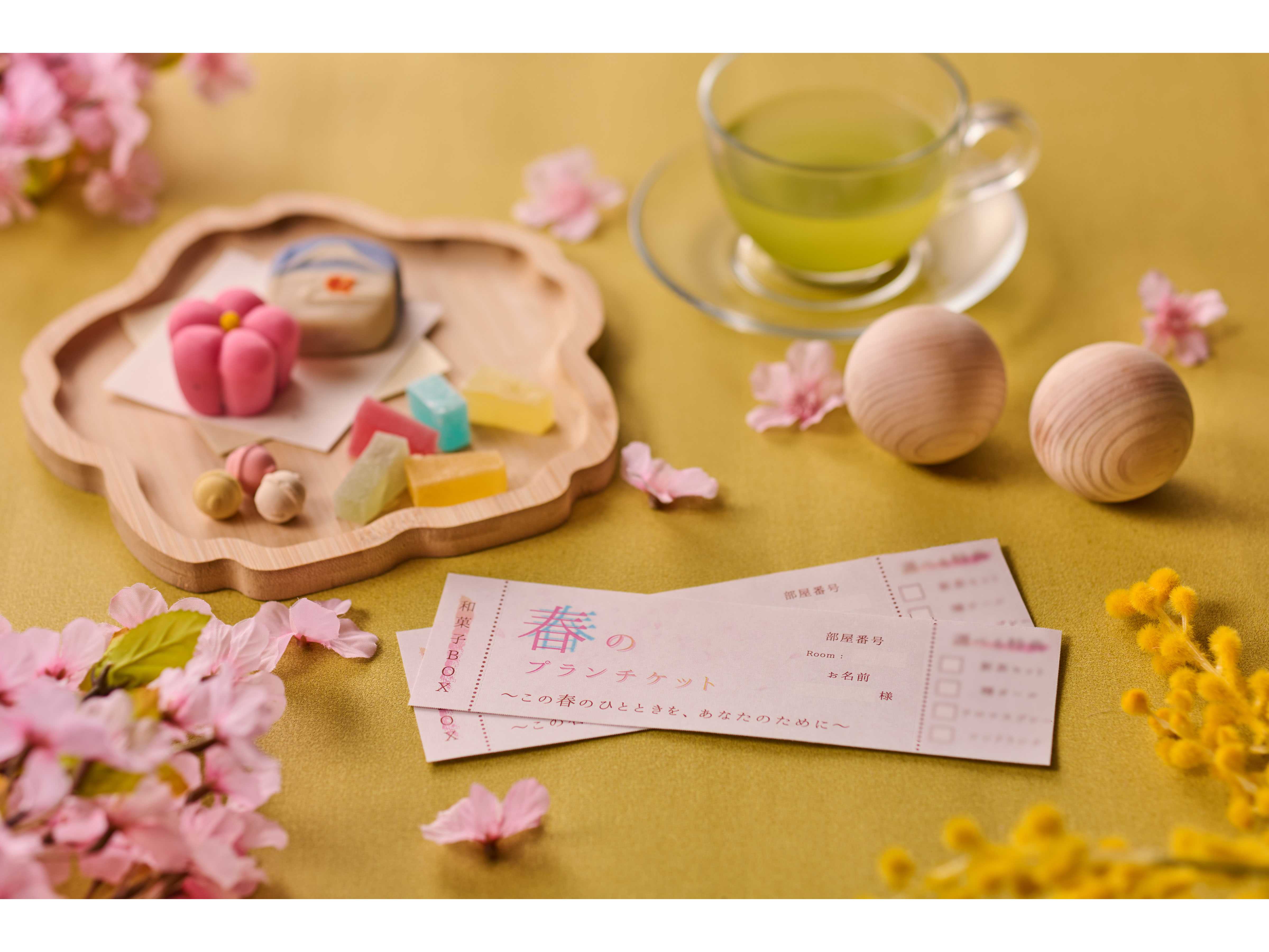 万平ホテル】「FEILER」と初コラボ 「万平すずらんハンカチ」数量限定