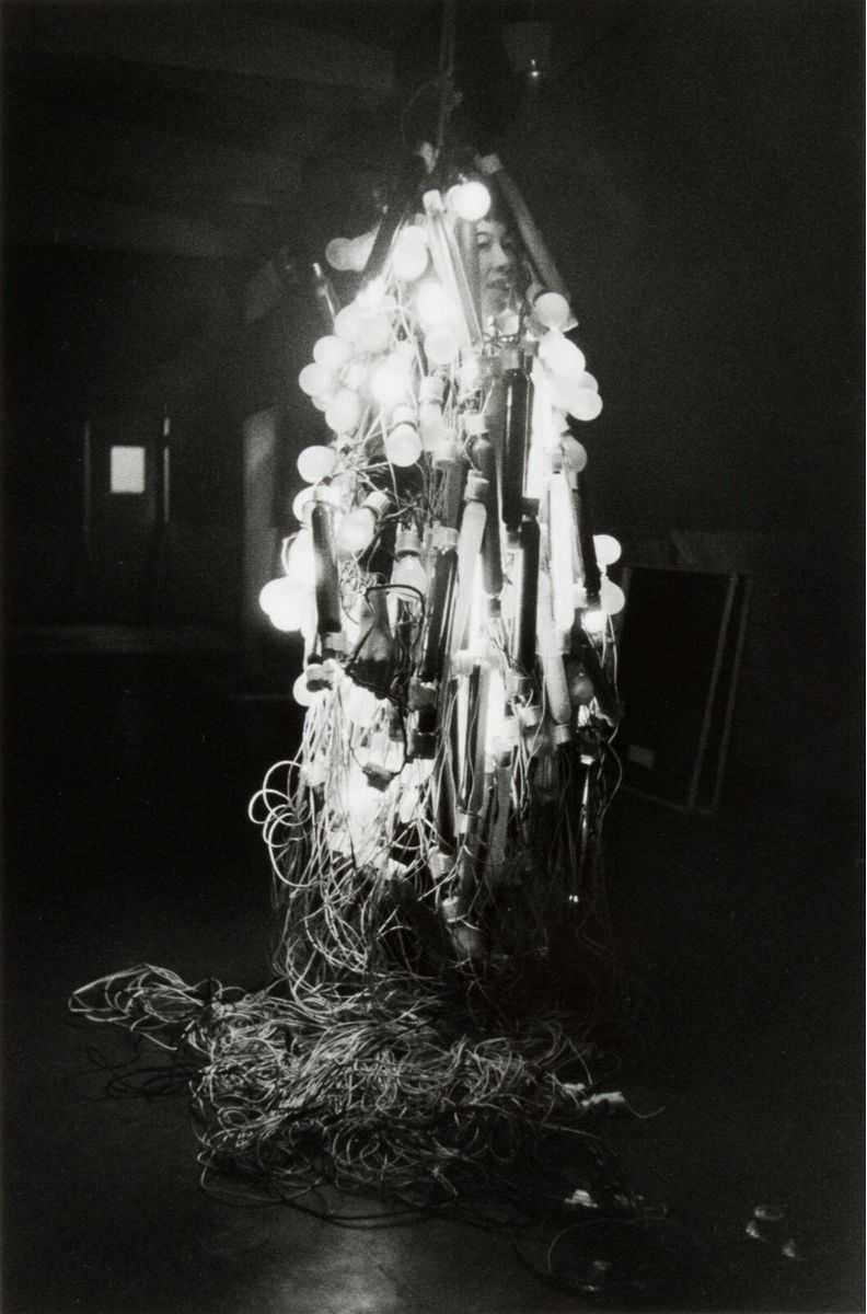 02_大辻清司《写真集『GUTAI PHOTOGRAPH 1956-1957』より　田中敦子《電気服》》
