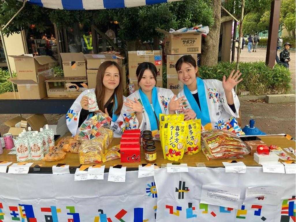 神田外語大生が「よってがっしょ福島」を出店！震災復興発信プロジェクトの一環として学園祭で福島県の特産品を販売