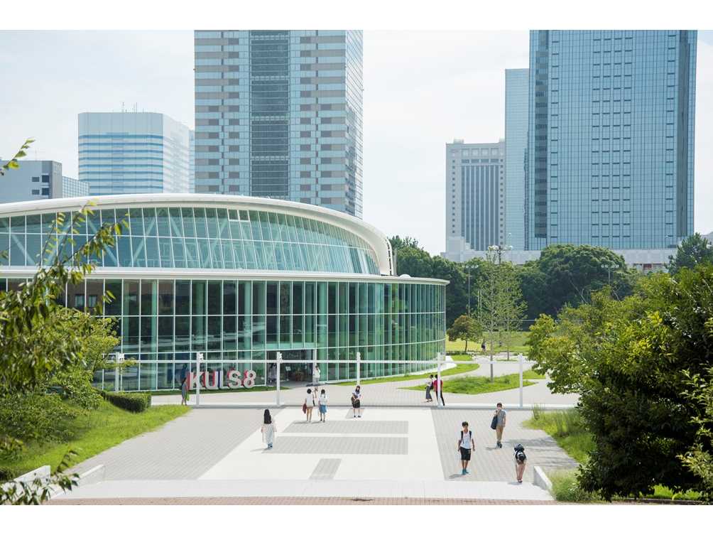 神田外語大学