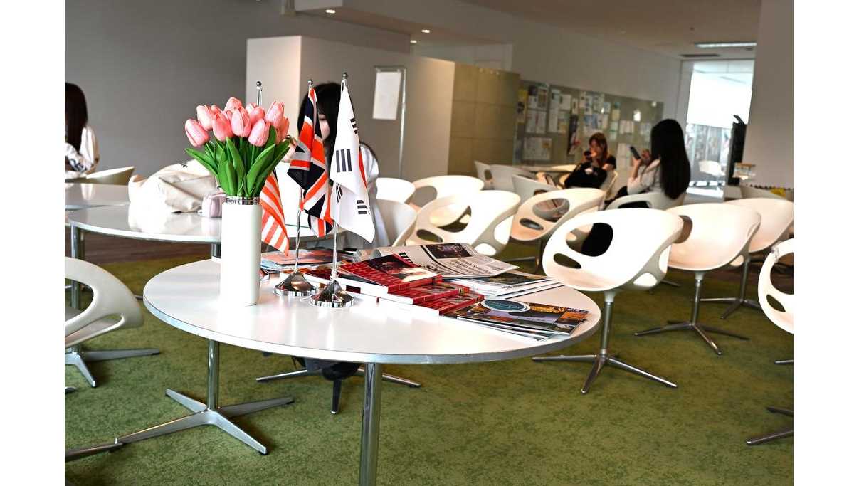 実践女子学園が、渋谷キャンパスで「JISSEN PLAY BASE」と「グローバルラウンジ」の本格運用を開始。教育の柱の社会連携とグローバル化の発信拠点に。